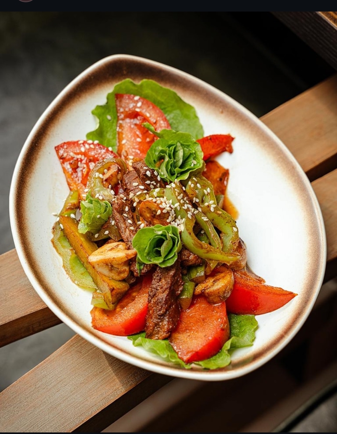 теплый салат с говядинной в соевом соус 