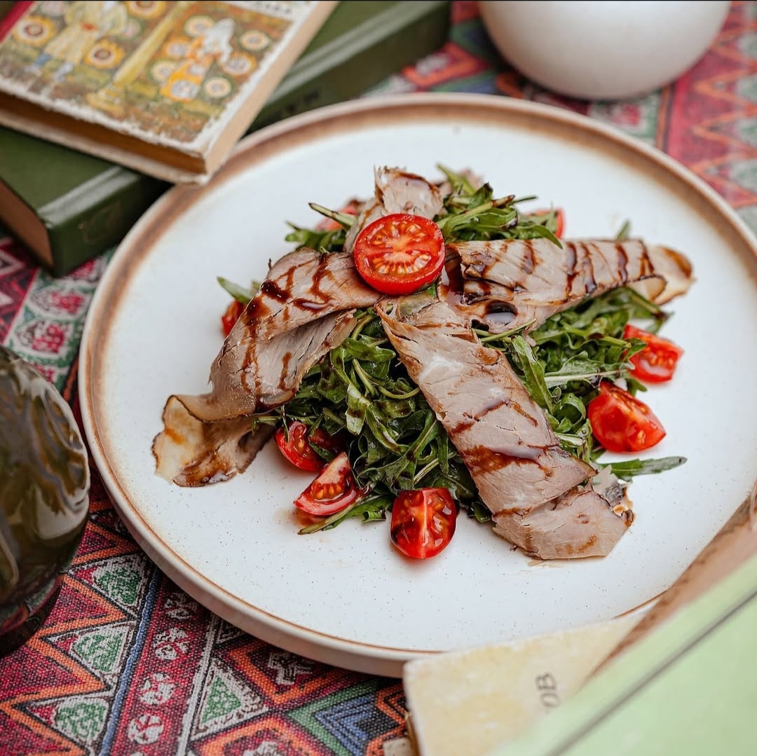 салат с рукколой и ростбифом 